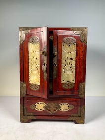 A WOOD AND XIUYAN JADE-INLAID CARVED JEWELRY BOX