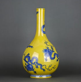 A YELLOW-GLAZED BLUE AND WHITE 'FIVE DRAGONS' GLOBULAR VASE