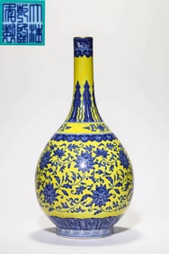 A YELLOW-GROUND BLUE AND WHITE 'INTERLOCKING FLOWERS' LONG-NECKED VASE