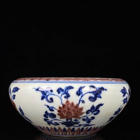 A BLUE AND WHITE WITH UNDERGLAZED RED 'PLUCKED BRANCH FLOWERS' WASHER