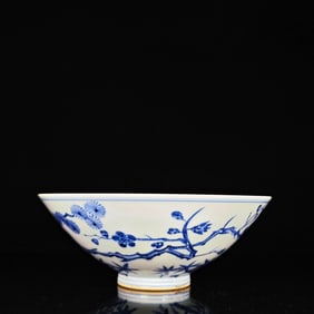 A BLUE AND WHITE 'FLOWERS' BOWL