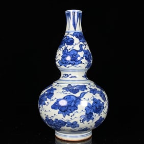 A BLUE AND WHITE GOURD-SHAPED VASE