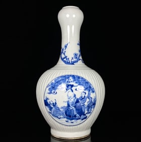 A BLUE AND WHITE 'FIGURES' GARLIC-HEAD SHAPED VASE