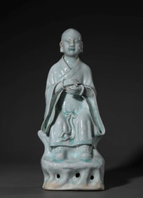 A HUTIAN-TYPE SEATED FIGURE OF BUDDHA