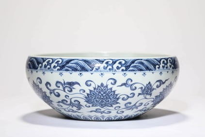 A BLUE AND WHITE 'INTERLOCKING LOTUS' BRUSHWASHER