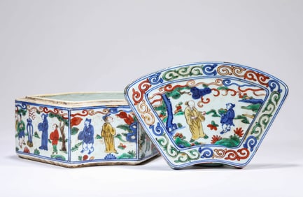 A WUCAI 'FIGURE' COVERED BOX