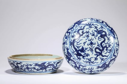 A BLUE AND WHITE 'DRAGON PLAYING WITH PEARL' ROUND BOX