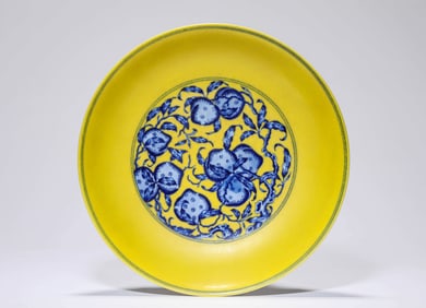 A YELLOW-GROUND BLUE AND WHITE 'NINE PEACHES' DISH