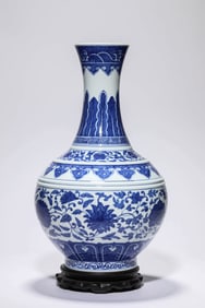 A BLUE AND WHITE VASE