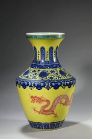 A YELLOW-GROUND BLUE AND WHITE 'DOUBLE-DRAGON' VASE