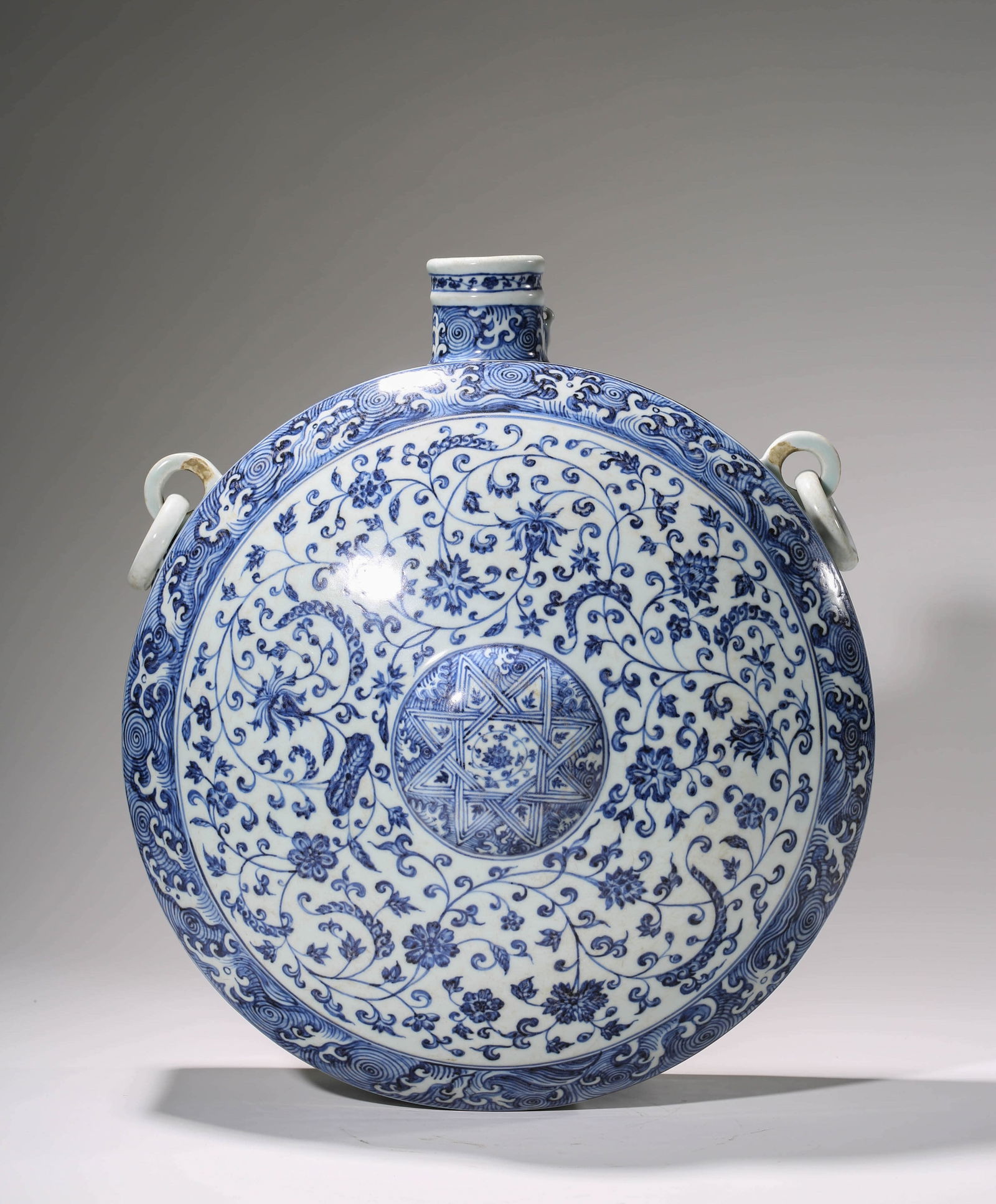 A BLUE AND WHITE 'LOTUS' MOONFLASK: A BLUE AND WHITE 'LOTUS' MOONFLASK Dimensions: Length: 42 cm (16.54 in) x Width: 20.1 cm (7.91 in) x Height: 47.4 cm (18.66 in). All measurements are approximate.