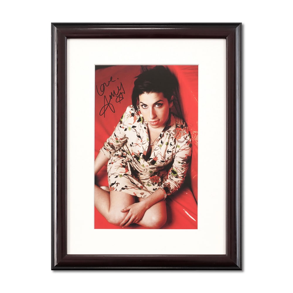 AMY WINEHOUSE SIGNED PHOTOGRAPH (1 of 1)