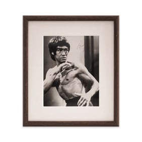 BRUCE LEE SIGNED GELATIN SILVER PHOTOGRAPH
