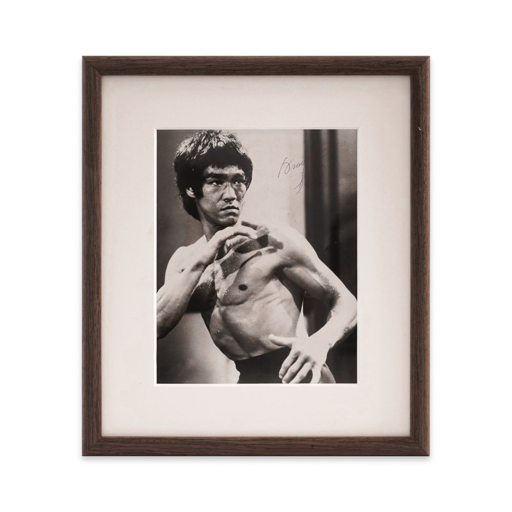 BRUCE LEE SIGNED GELATIN SILVER PHOTOGRAPH (1 of 1)