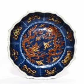 LONGQING PERIOD BLUE AND WHITE AND POLYCHROME 'DRAGON' LOBED DISH