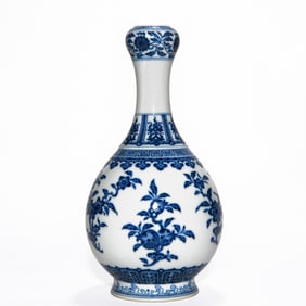 A QIANLONG PERIOD BLUE AND WHITE GARLIC-NECK VASE