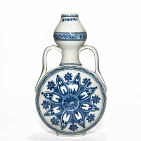 A XUANDE-STYLE BLUE AND WHITE DOUBLE-GOURD FLATTENED VASE WITH TWIN HANDLES