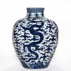 A WANLI PERIOD BLUE AND WHITE 'DRAGON' JAR