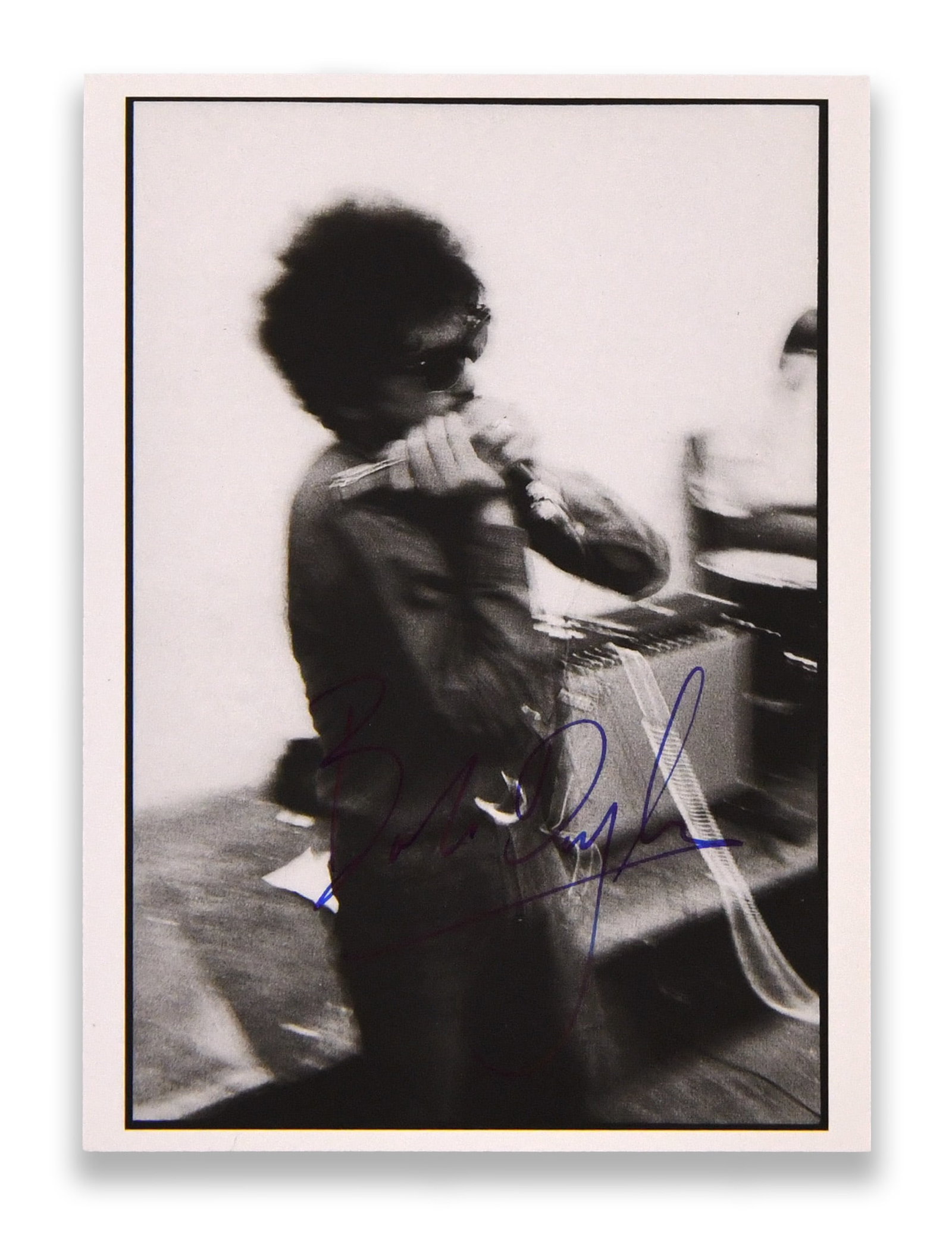BOB DYLAN - SIGNED PHOTOGRAPHIC POSTCARD (1 of 2)