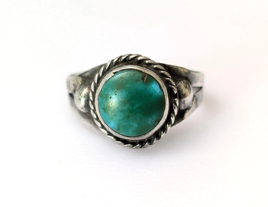 GREEN CABOCHON RING (1 of 2)