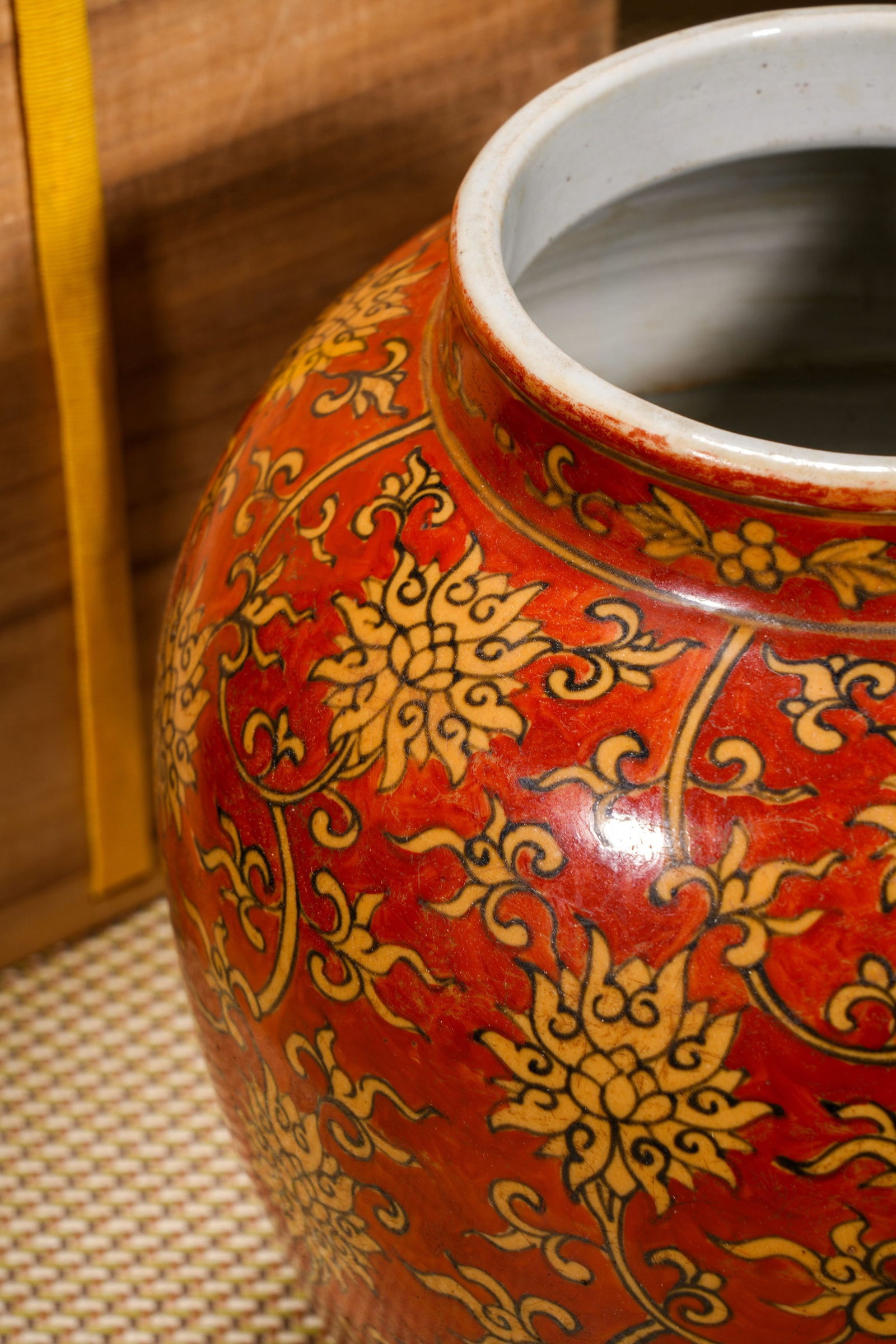 A 'INTERLOCKING FLOWERS' LARGE JAR - 5