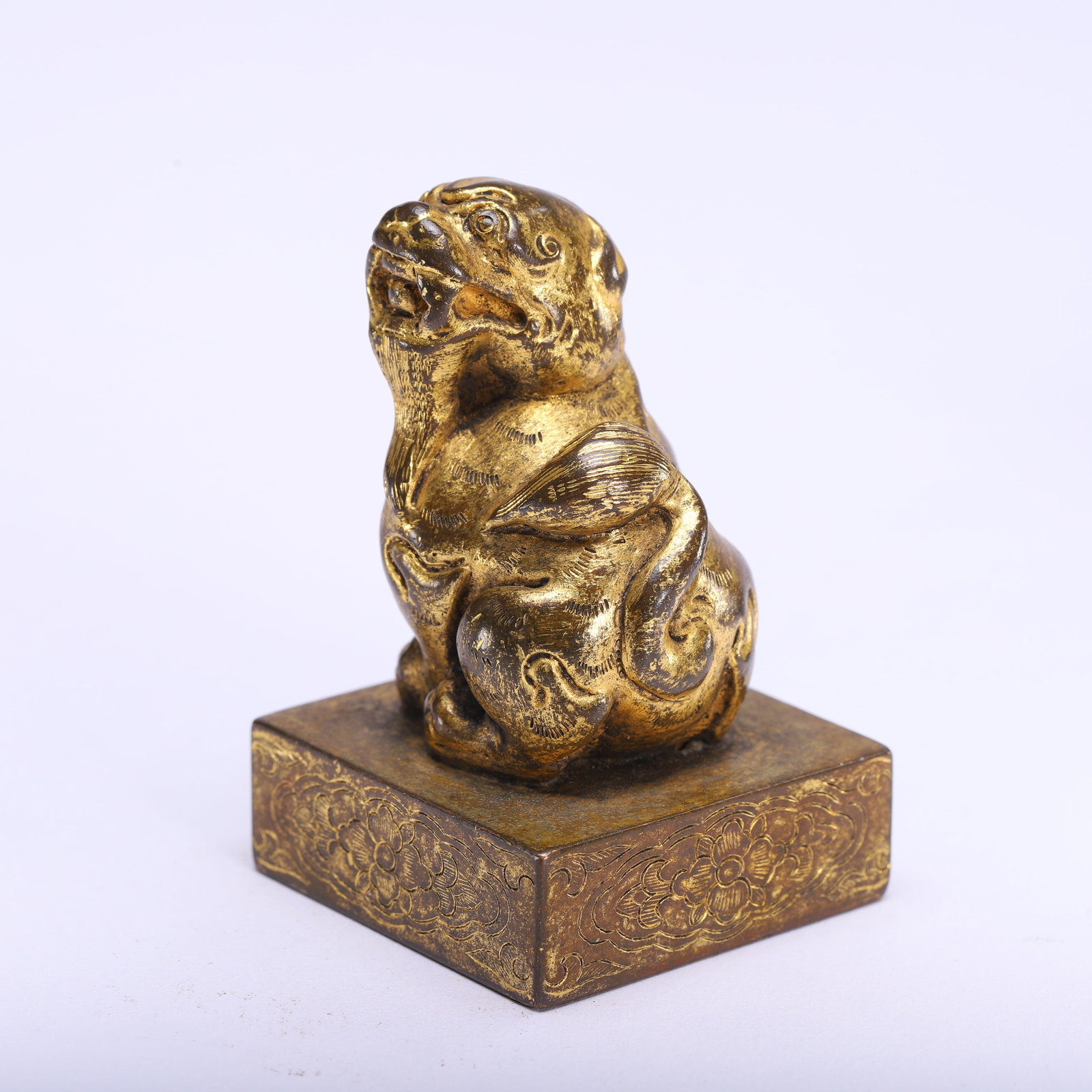 A GILT-BRONZE SEAL: A GILT-BRONZE SEAL Dimensions: Dimensions: Length: 4 cm (1.57 in.), Width: 4 cm (1.57 in.), Height: 6 cm (2.36 in.). Weight: 360 g. All measurements are approximate.