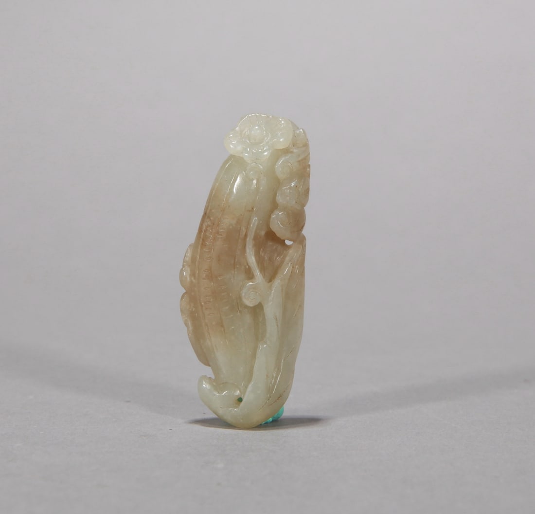 A PALE CELADON JADE LOOFAH-FORM HANDLE ORNAMENT (1 of 3)