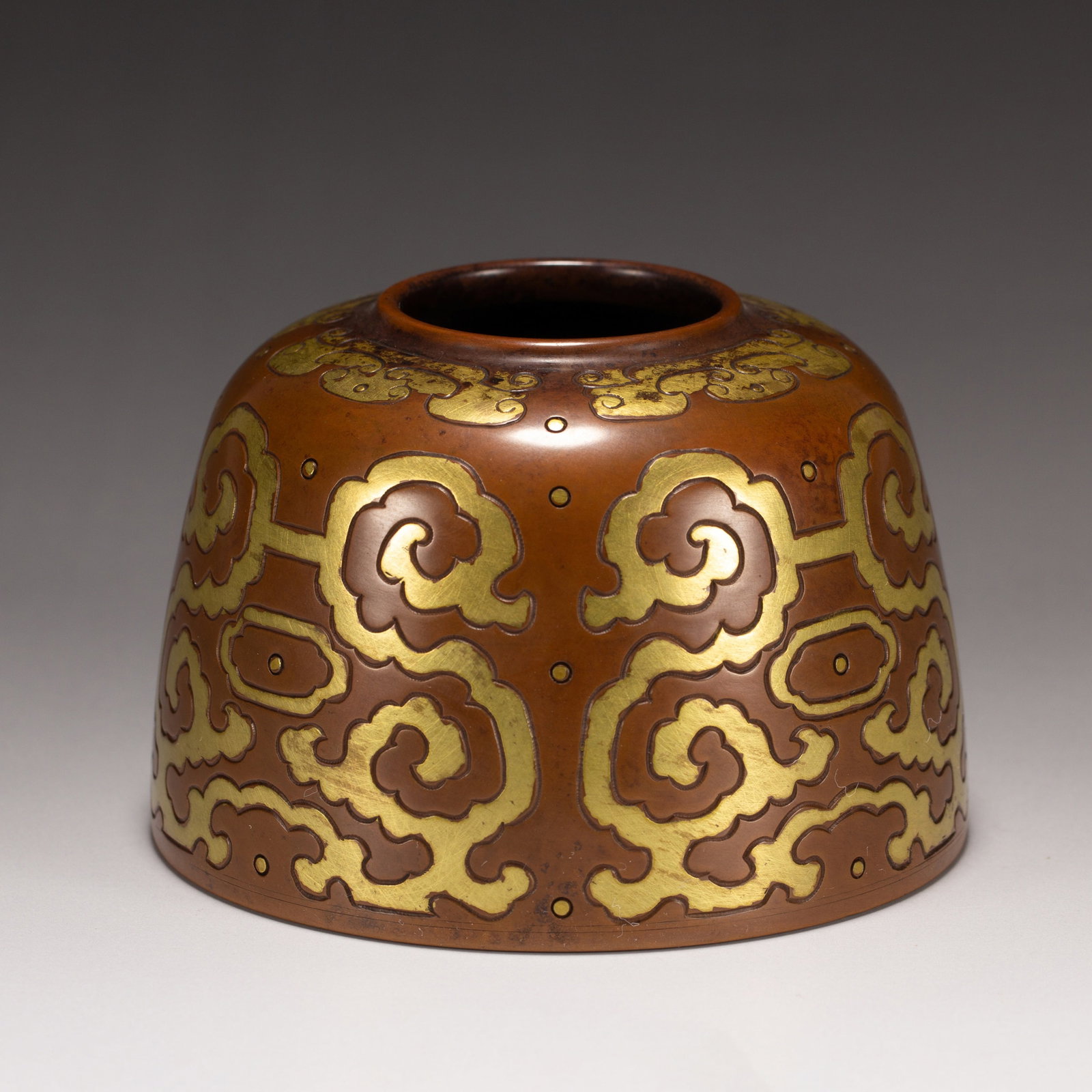 A BRONZE GOLD-INLAID BRUSH WASHER: A BRONZE GOLD-INLAID BRUSH WASHER Dimensions: Dimensions: Length: 10 cm (3.94 in.), Width: 10 cm (3.94 in.), Height: 6.5 cm (2.56 in.). Weight: 1000 g. All measurements are approximate.