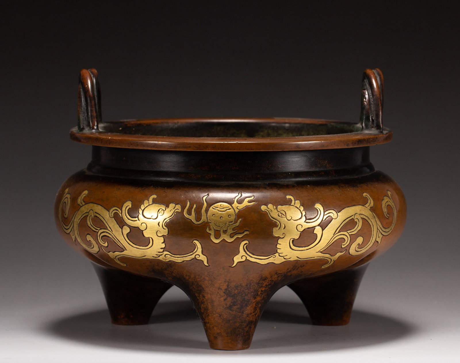 A BRONZE GOLD-INLAID TRIPOD CENSER: A BRONZE GOLD-INLAID TRIPOD CENSER Dimensions: Dimensions: Length: 15.5 cm (6.10 in.), Width: 15.5 cm (6.10 in.), Height: 12 cm (4.72 in.). Weight: 2880 g. All measurements are approximate.