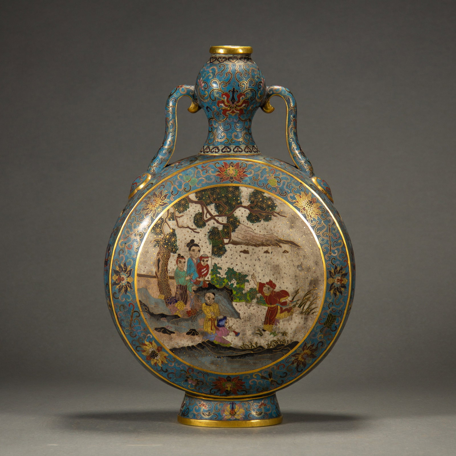 A CLOISONNE 'FIGURES AND STORY' MOONFLASK: A CLOISONNE 'FIGURES AND STORY' MOONFLASK Dimensions: Dimensions: Length: 17 cm (6.69 in.), Width: 13 cm (5.12 in.), Height: 40 cm (15.75 in.). Weight: 3920 g. All measurements are approximate.