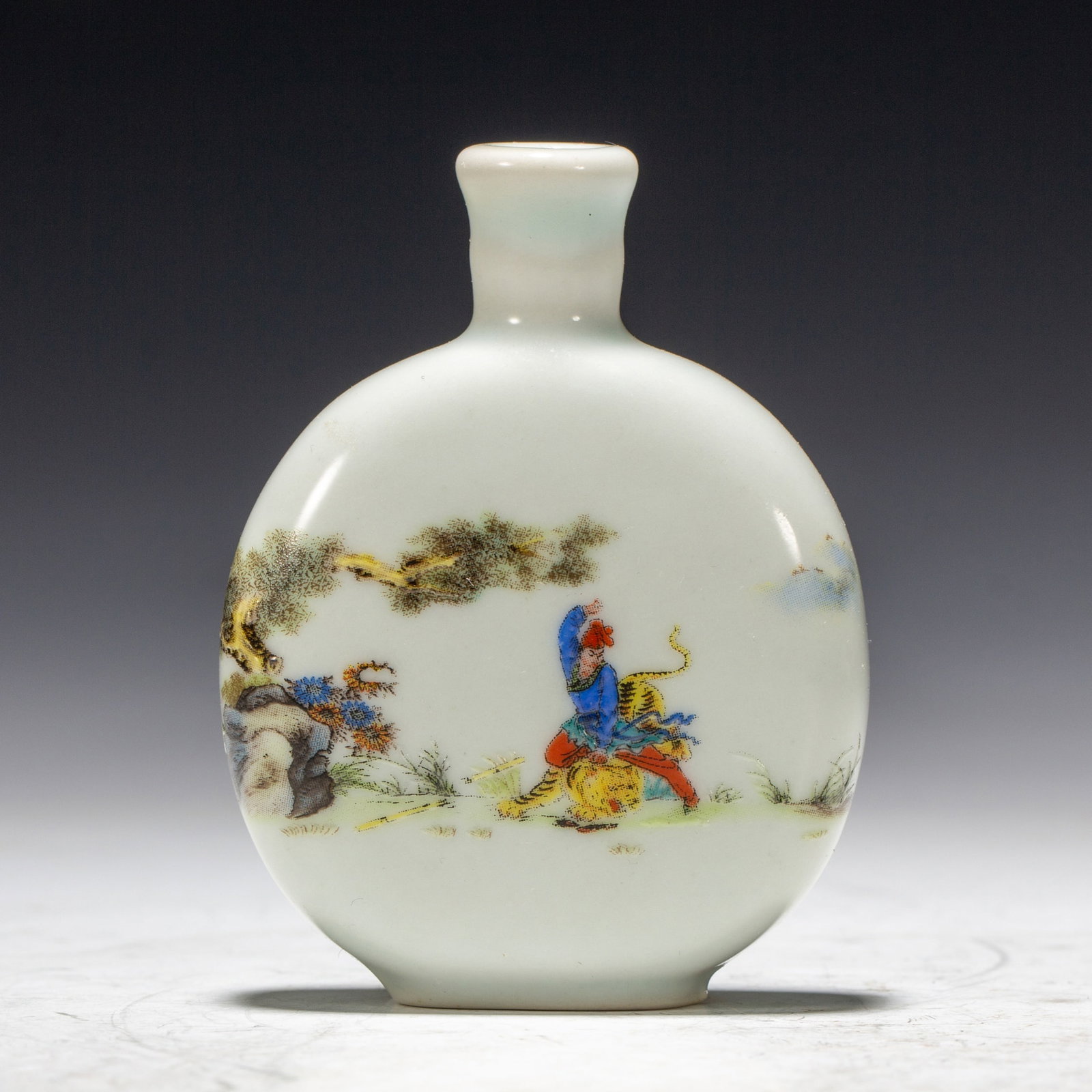 A PORCELAIN SNUFF BOTTLE: A PORCELAIN SNUFF BOTTLE Dimensions: Dimensions: Length: 5.5 cm (2.17 in.), Width: 2 cm (0.79 in.), Height: 7 cm (2.76 in.). Weight: 60 g. All measurements are approximate.