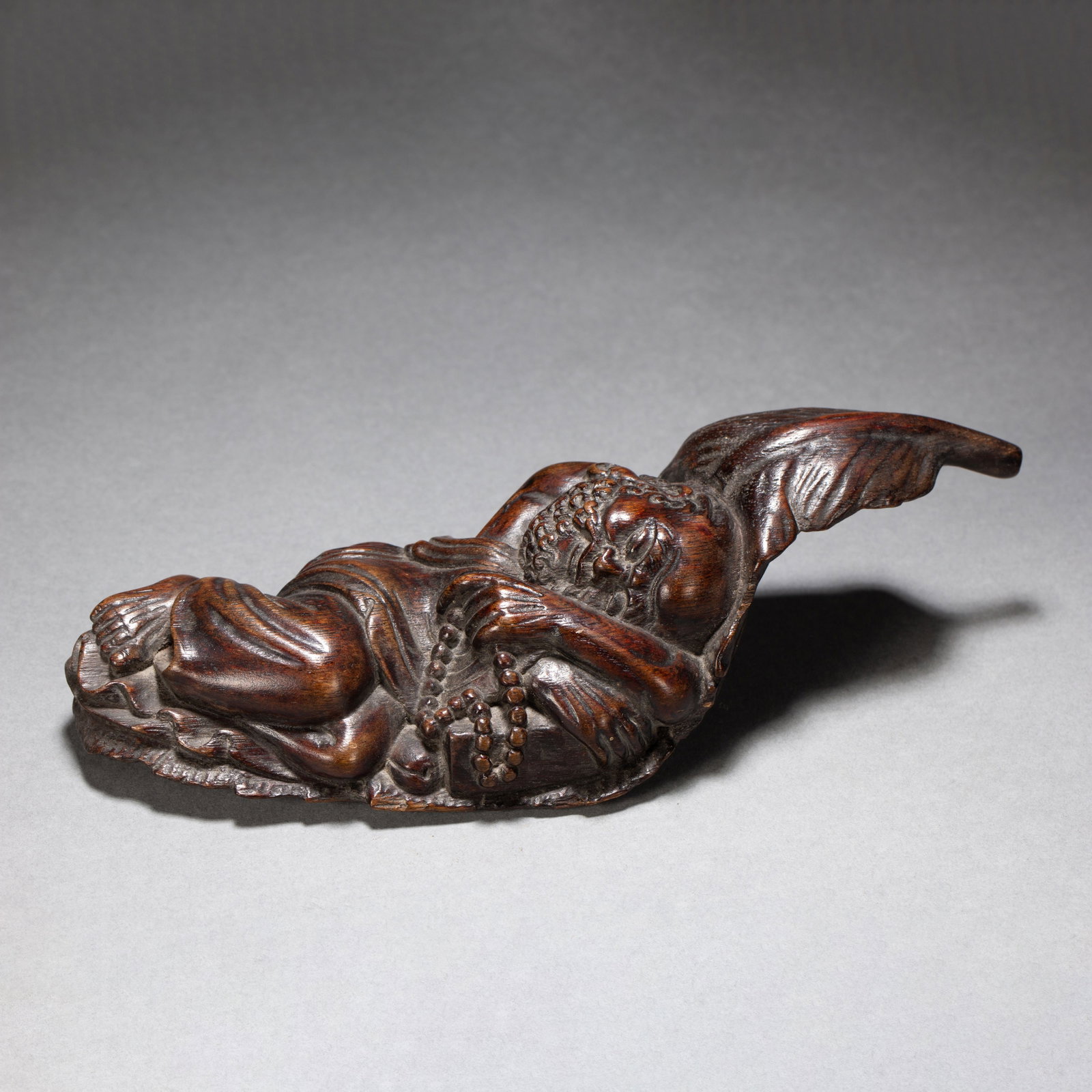 AN ALGUM WOOD 'FIGURES' BRUSH REST: AN ALGUM WOOD 'FIGURES' BRUSH REST Dimensions: Dimensions: Length: 19 cm (7.48 in.), Width: 8 cm (3.15 in.), Height: 5 cm (1.97 in.). Weight: 70 g. All measurements are approximate.