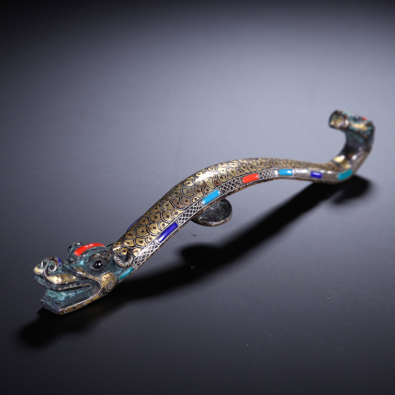 A GOLD AND SILVER-INLAID BELT HOOK: A GOLD AND SILVER-INLAID BELT HOOK Dimensions: Dimensions: Length: 19.5 cm (7.68 in.), Width: 1.8 cm (0.71 in.), Height: 3.5 cm (1.38 in.). Weight: 230 g. All measurements are approximate.