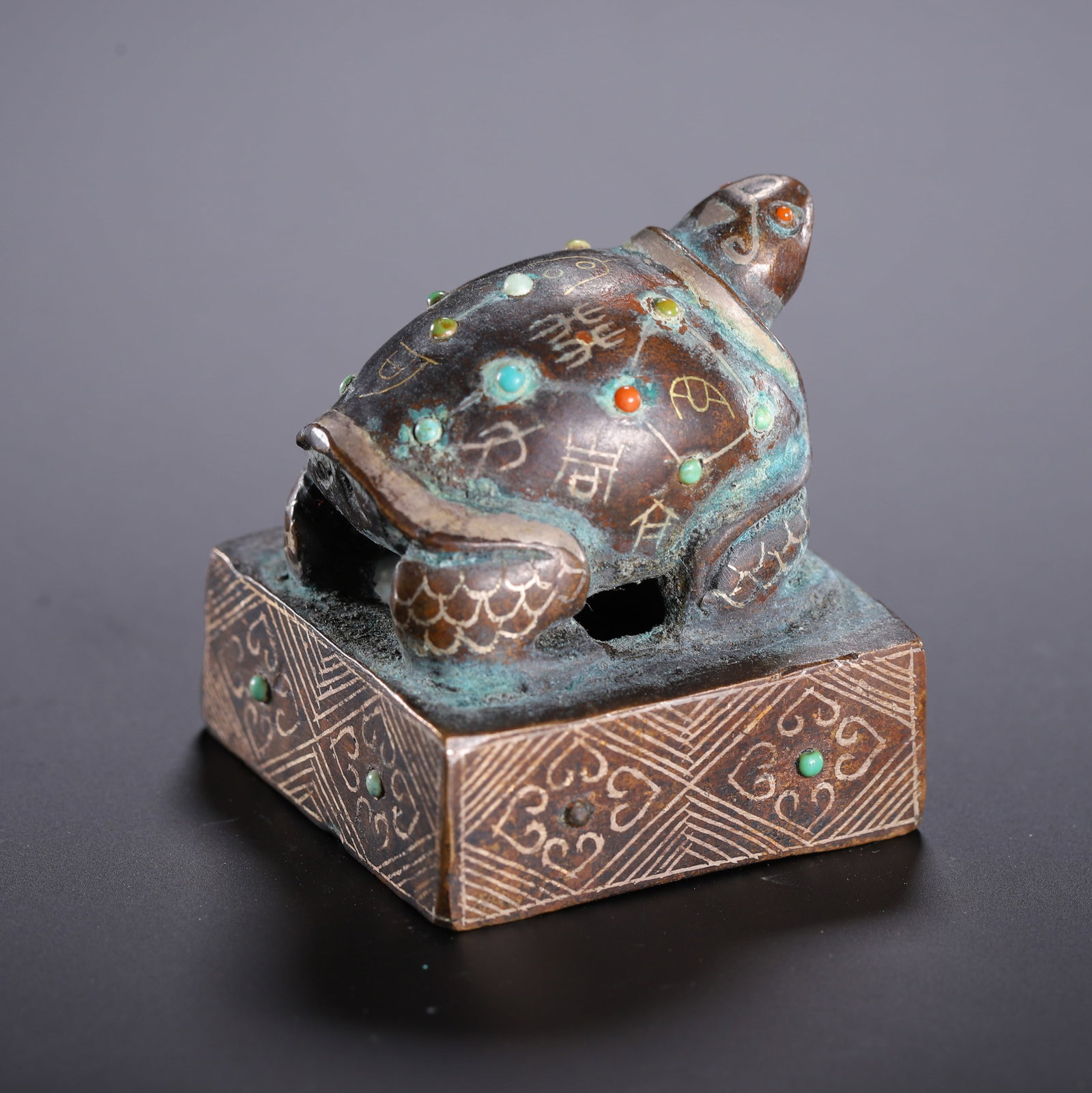 A GOLD AND SILVER-INLAID SEAL: A GOLD AND SILVER-INLAID SEAL Dimensions: Dimensions: Length: 4 cm (1.57 in.), Width: 3.8 cm (1.50 in.), Height: 4.5 cm (1.77 in.). Weight: 170 g. All measurements are approximate.