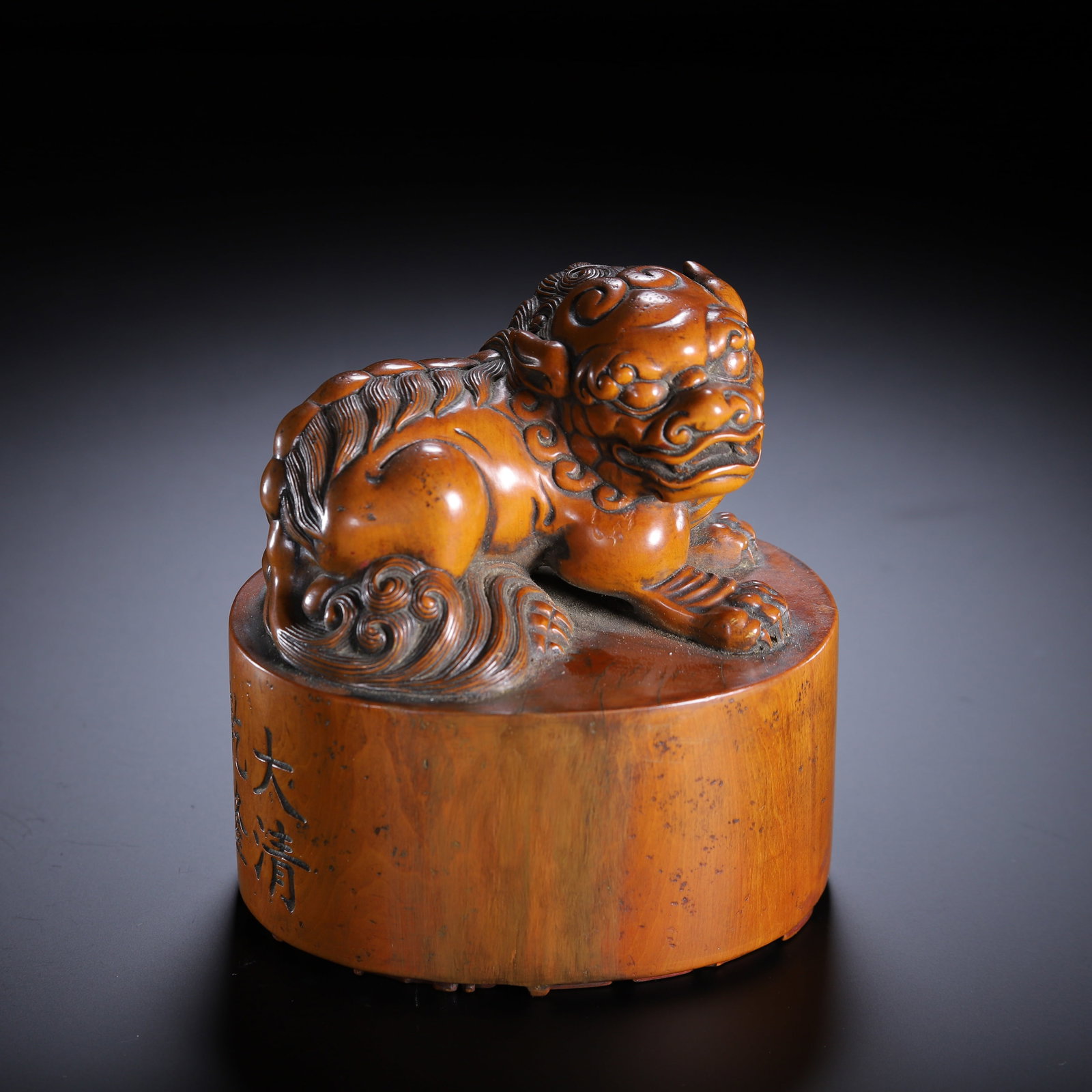 A HUANGHUALI SEAL: A HUANGHUALI SEAL Dimensions: Dimensions: Length: 10 cm (3.94 in.), Width: 8 cm (3.15 in.), Height: 11.5 cm (4.53 in.). Weight: 420 g. All measurements are approximate.