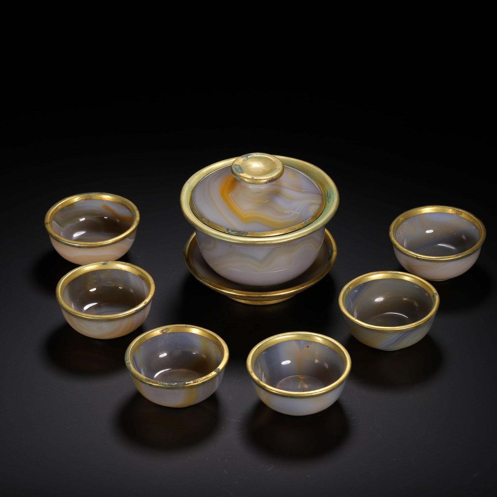 AN AGATE GOLD-MOUNTED TEA BOWL: AN AGATE GOLD-MOUNTED TEA BOWL Dimensions: Dimensions: Length: 9 cm (3.54 in.), Width: 9 cm (3.54 in.), Height: 8.5 cm (3.35 in.). Weight: 510 g. All measurements are approximate.
