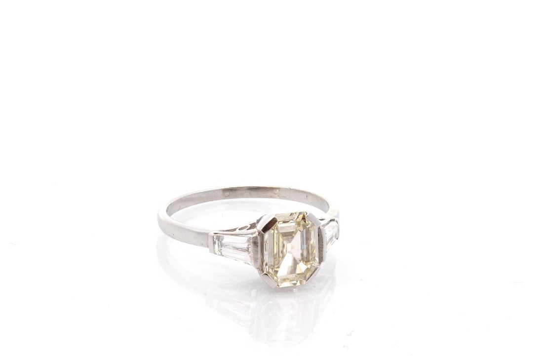DIAMOND RING OF 0,95CT M/SI1: DIAMOND RING OF 0,95CT M/SI1 Description: The composition presents a refined diamond ring displayed against a bright white background, emphasizing its clean silhouette and elegant gemstone arrangement