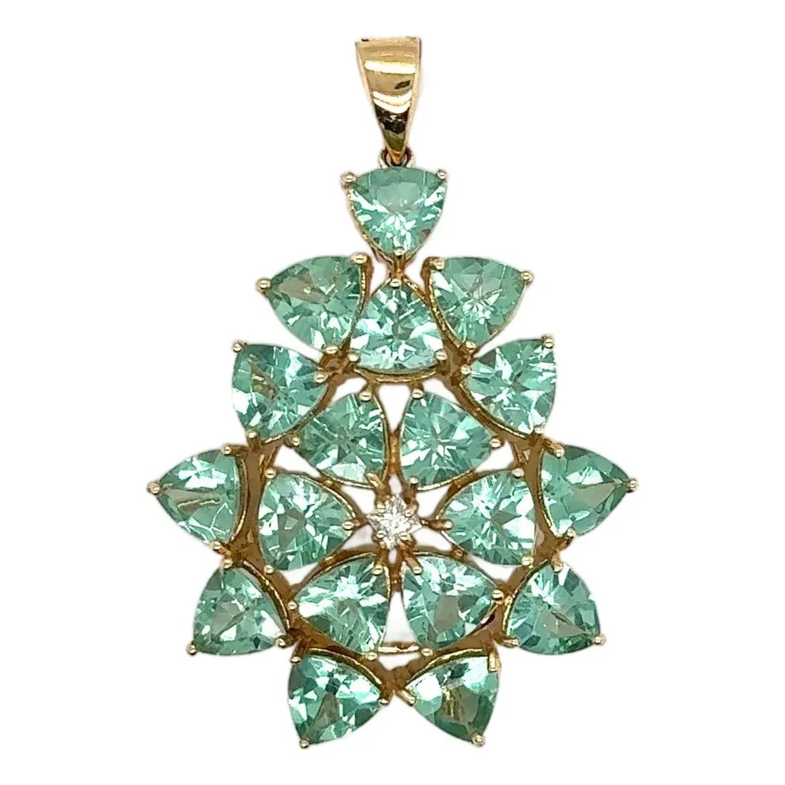 GREEN GEMSTONE CLUSTER PENDANT, YELLOW METAL MOUNT: GREEN GEMSTONE CLUSTER PENDANT, YELLOW METAL MOUNT Description: The pendant is designed as a radiating cluster composed of numerous triangular or trillion-cut green stones arranged in concentric layer