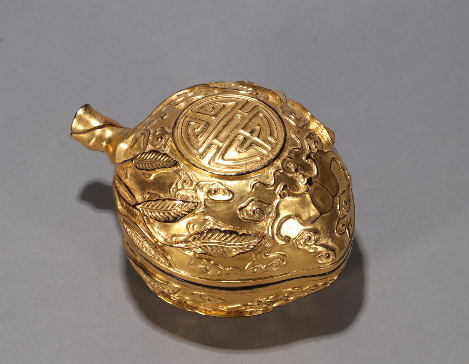 A GILT WOOD 'PEACH' INCENSE BOX: A GILT WOOD 'PEACH' INCENSE BOX Dimensions: Length: 13 cm (5.12 in.), Height: 10 cm (3.94 in.). All measurements are approximate.