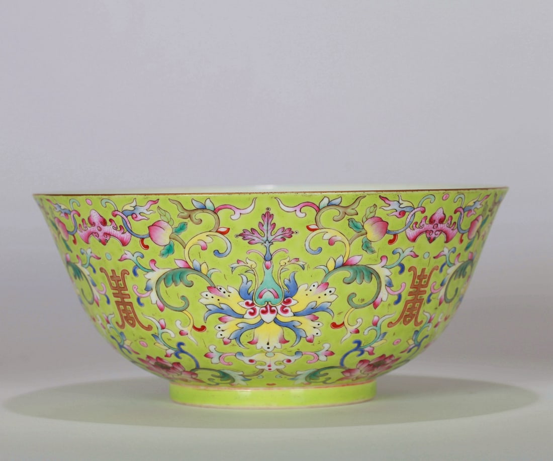 A GREEN-GROUND FAMILLE ROSE 'INTERLOCKING FLOWERS' BOWL: A GREEN-GROUND FAMILLE ROSE 'INTERLOCKING FLOWERS' BOWL Dimensions: Length: 20 cm (7.87 in.), Width: 20 cm (7.87 in.). All measurements are approximate.