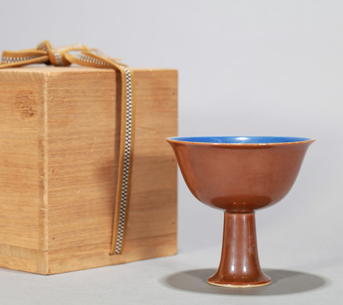 AN EXTERIOR BLACK-GOLD GLAZED, INTERIOR BLUE-AND-WHITE 'CARVED PHOENIX' STEM BOWL: AN EXTERIOR BLACK-GOLD GLAZED, INTERIOR BLUE-AND-WHITE 'CARVED PHOENIX' STEM BOWL Dimensions: Length: 9.5 cm (3.74 in.), Width: 9.5 cm (3.74 in.), Height: 9.2 cm (3.62 in.). All measurements are appro
