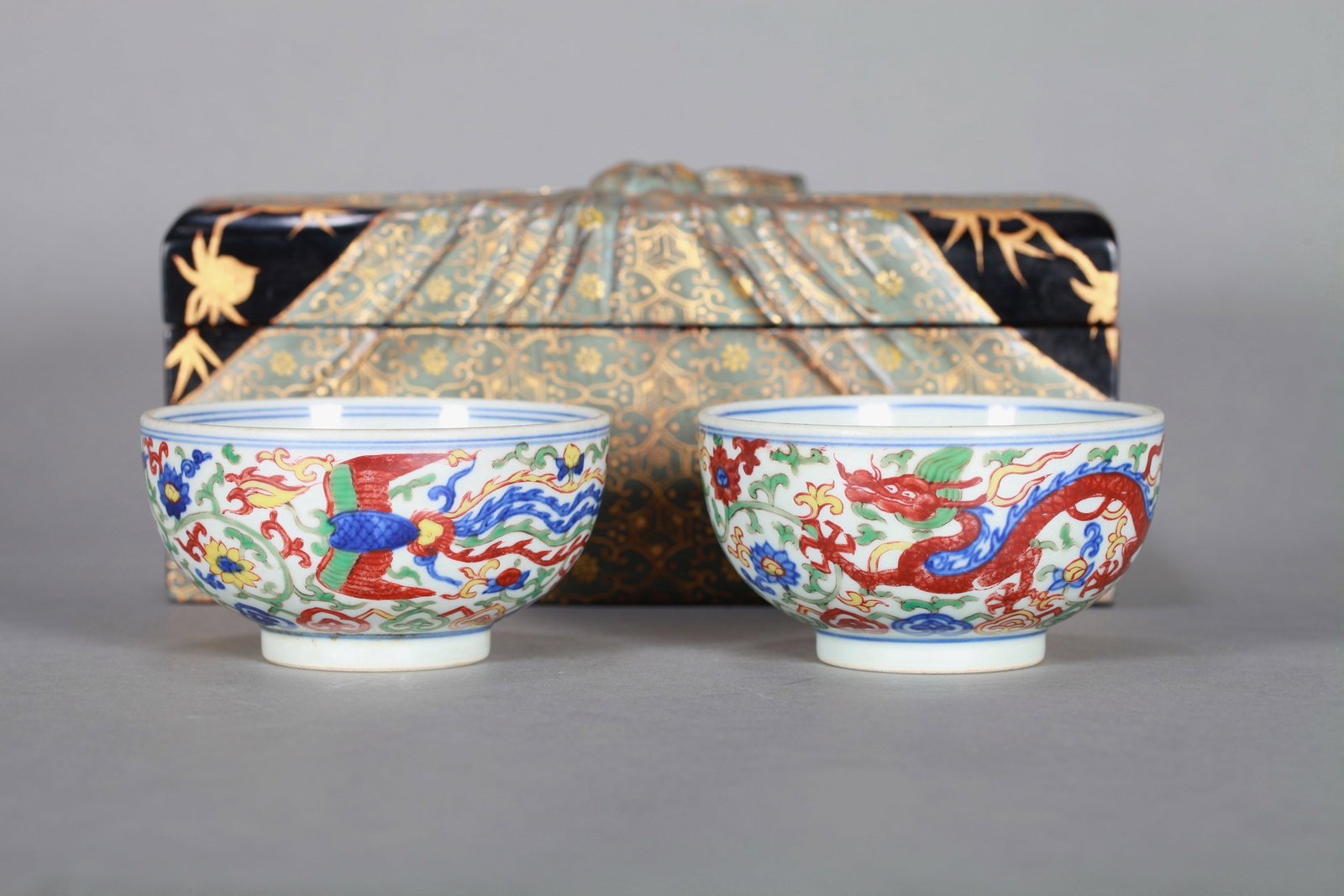 A PAIR OF WUCAI 'DRAGON AND PHOENIX' BOWL (1 of 12)