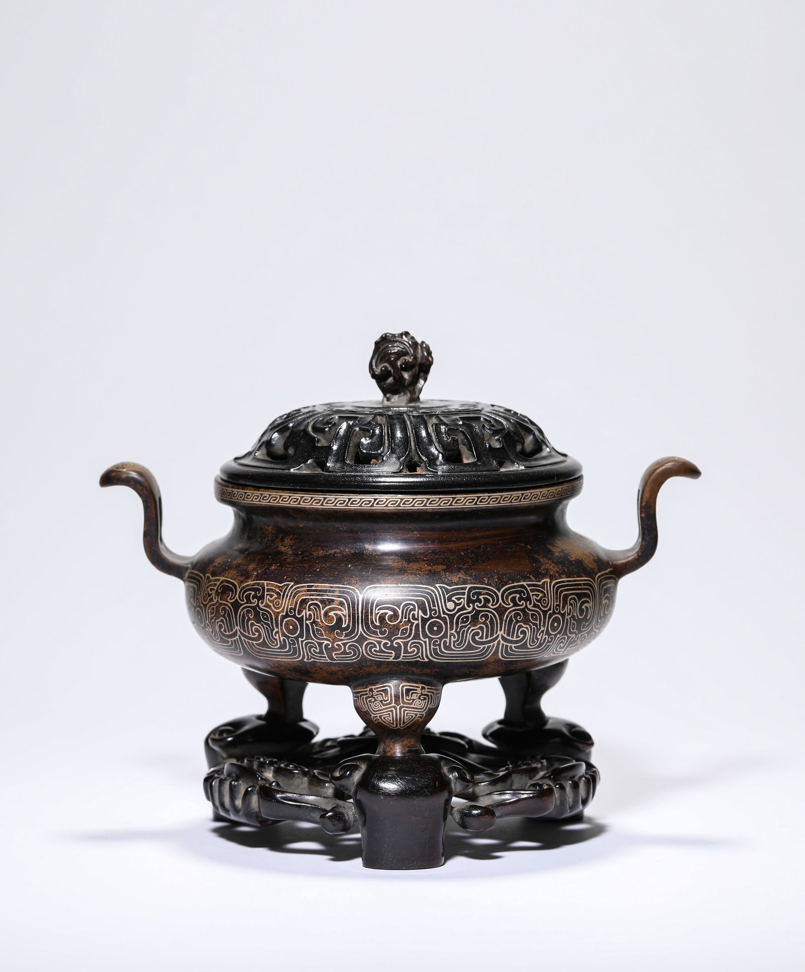 A SILVER-INLAID BRONZE CENSER: A SILVER-INLAID BRONZE CENSER Dimensions: Length: 19.5 cm (7.68 in.), Width: 14.2 cm (5.59 in.), Height: 9.2 cm (3.62 in.). Weight: 1560 g. All measurements are approximate.