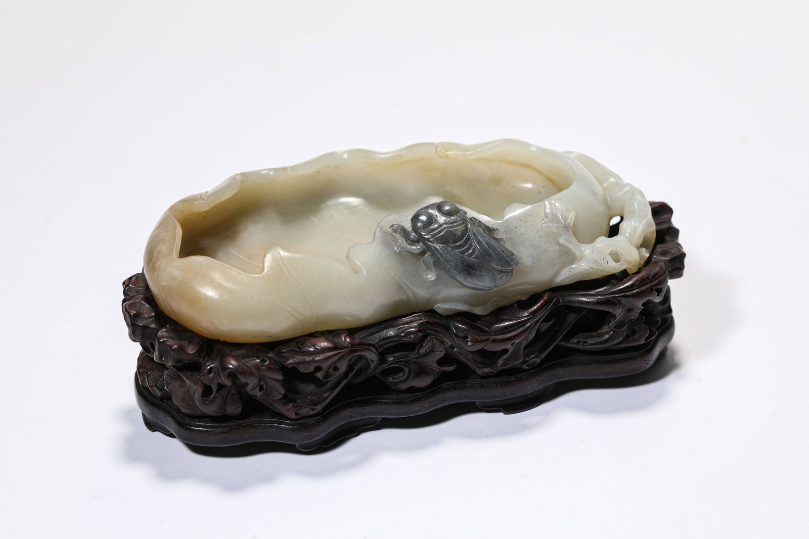 A JADE CARVED 'LOTUS LEAF' BRUSH WASHER: A JADE CARVED 'LOTUS LEAF' BRUSH WASHER Dimensions: Length: 13.6 cm (5.35 in.), Width: 6.7 cm (2.64 in.), Height: 3 cm (1.18 in.). All measurements are approximate.