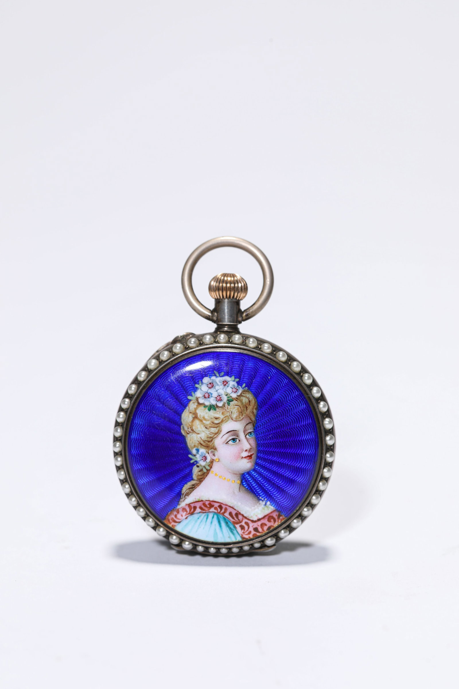 A DOUBLE-SIDED ENAMEL DECORATED PLAQUE: A DOUBLE-SIDED ENAMEL DECORATED PLAQUE Dimensions: Width: 4 cm (1.57 in.), Height: 5.7 cm (2.24 in.). Weight: 59 g. All measurements are approximate.