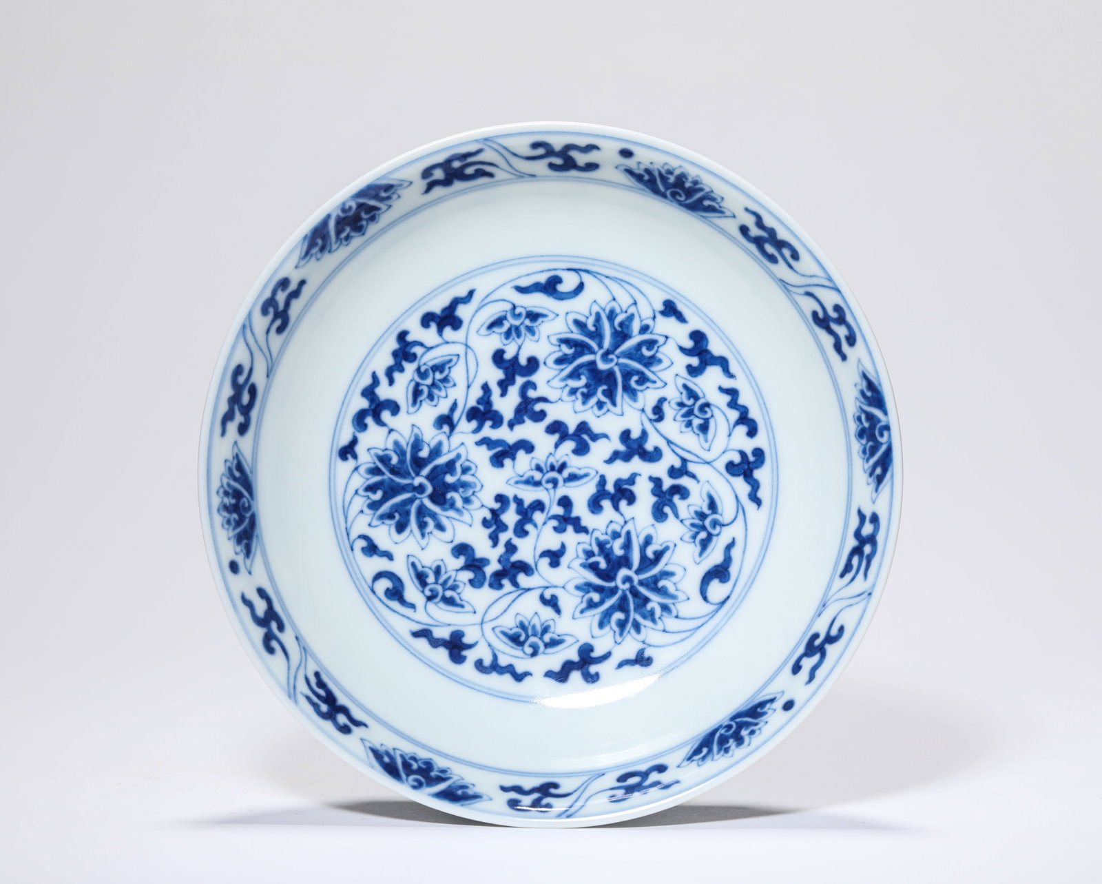 A BLUE AND WHITE 'INTERLOCKING LOTUS' DISH (1 of 6)