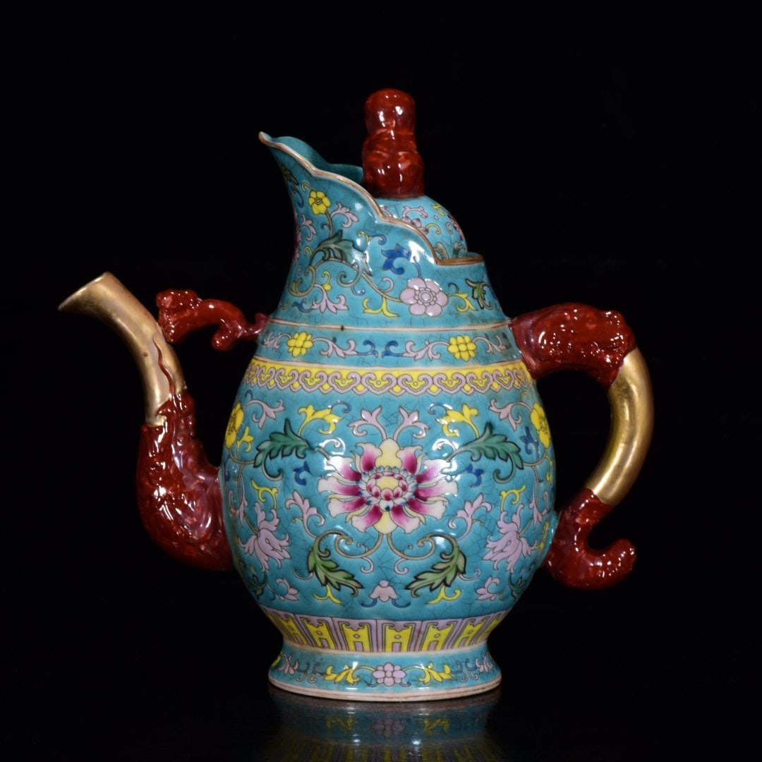 A FAMILLE ROSE 'INTERLOCKING PEONY' GILT DECORATED EWER: A FAMILLE ROSE 'INTERLOCKING PEONY' GILT DECORATED EWER Dimensions: Length: 20 cm (7.87 in.), Width: 20 cm (7.87 in.). All measurements are approximate.