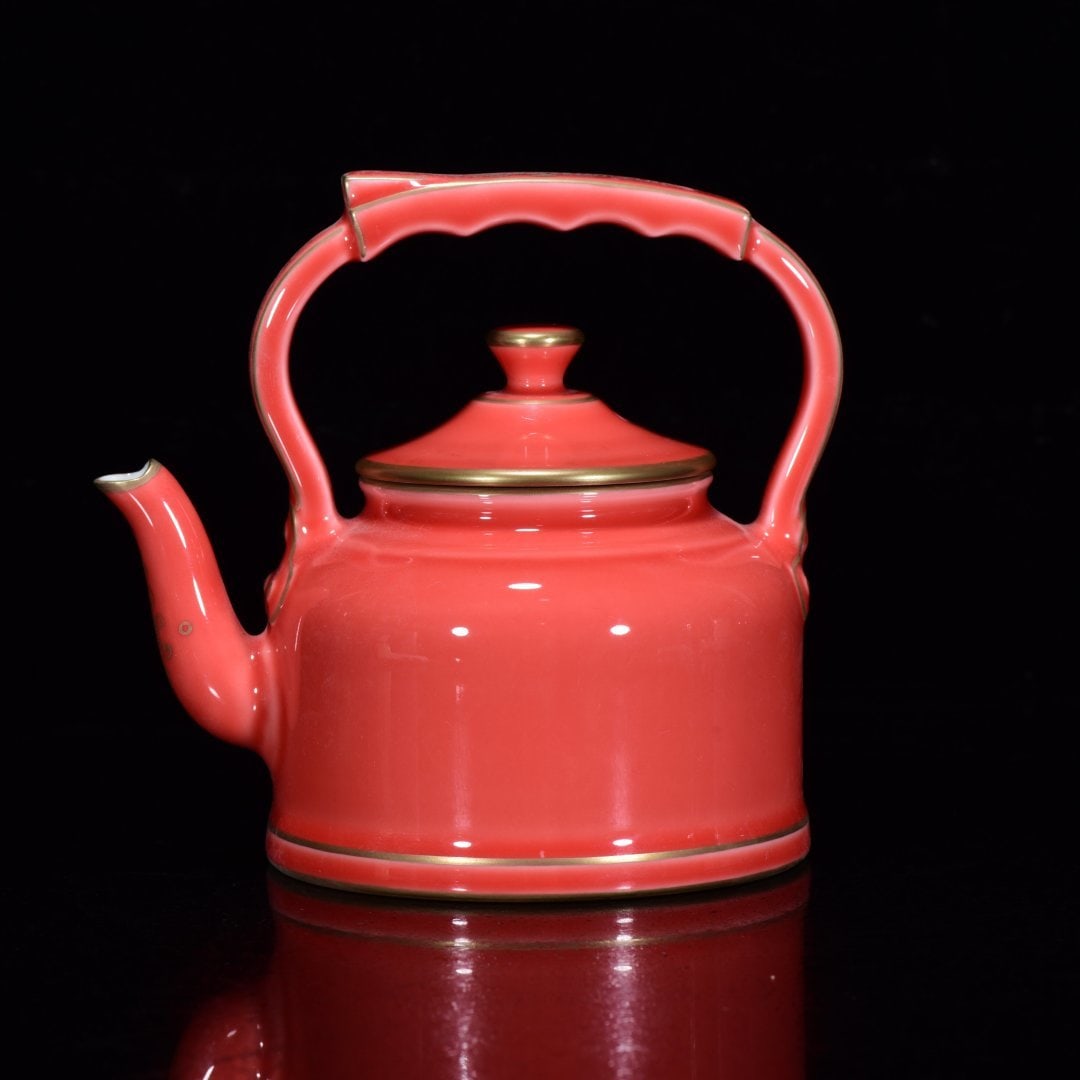 A CORAL RED-GLAZED GILT DECORATED EWER: A CORAL RED-GLAZED GILT DECORATED EWER Dimensions: Length: 14 cm (5.51 in.), Width: 15 cm (5.91 in.). All measurements are approximate.