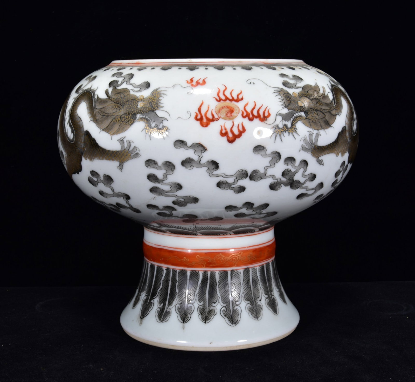 A GRISAILLE 'TWO DRAGONS CHASING A PEARL' GILT DECORATED STEM WASHER: A GRISAILLE 'TWO DRAGONS CHASING A PEARL' GILT DECORATED STEM WASHER Dimensions: Length: 17 cm (6.69 in.), Width: 18 cm (7.09 in.). All measurements are approximate.