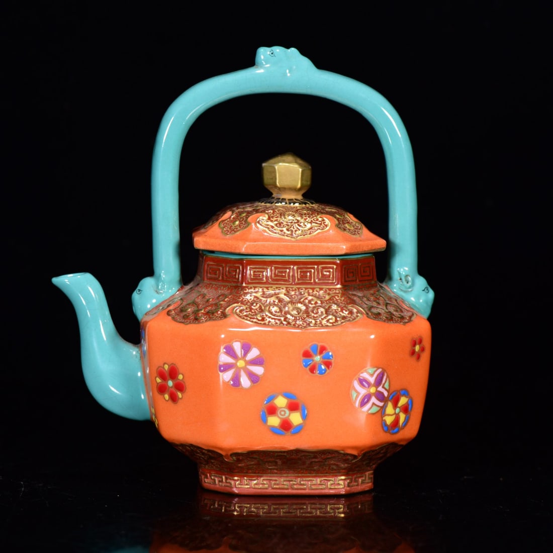 A FAMILLE ROSE GILT DECORATED 'ROUNDEL FLOWERS' LOOP-HANDLE EWER (1 of 9)